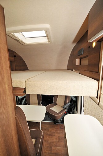 SMART SENG: På en enkel og rask måte bygger du ut en takseng; dermed er her soveplass til fire uten at man må lage seng av salongbord og stoler. FOTO: Neo-Traveller