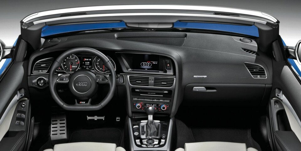 SNASEN ARBEIDSPLASS: Interiøret er i sort/krom og er sportslig, med sportsseter i skinn/alcantara, trekers sportsratt i perforert lær, alu-pedaler og RS-logoer. Foto: Audi