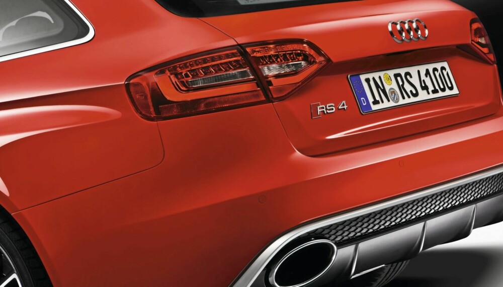 UBESKJEDENT: Stylingen avslører at denne Audi-en ikke er A4. Alle foto: Produsent
