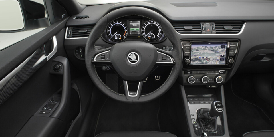 DISKRET: Førermiljøet er diskré, men noen små vRS-detaljer. FOTO: Skoda