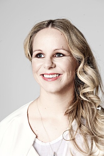 SMINKE OG HÅR: Makeupartist Trude gav Siri en gyllen hud og en frisk rouge i eplekinn. Frisør Adam gikk på med pleiende oljer i håret til Siri, før han stylet det med bølger, ikke krøller. SMINKE OG HÅR: Makeupartist Trude gav Siri en gyllen hud og en frisk rouge i eplekinn. Frisør Adam gikk på med pleiende oljer i håret til Siri, før han stylet det med bølger, ikke krøller.