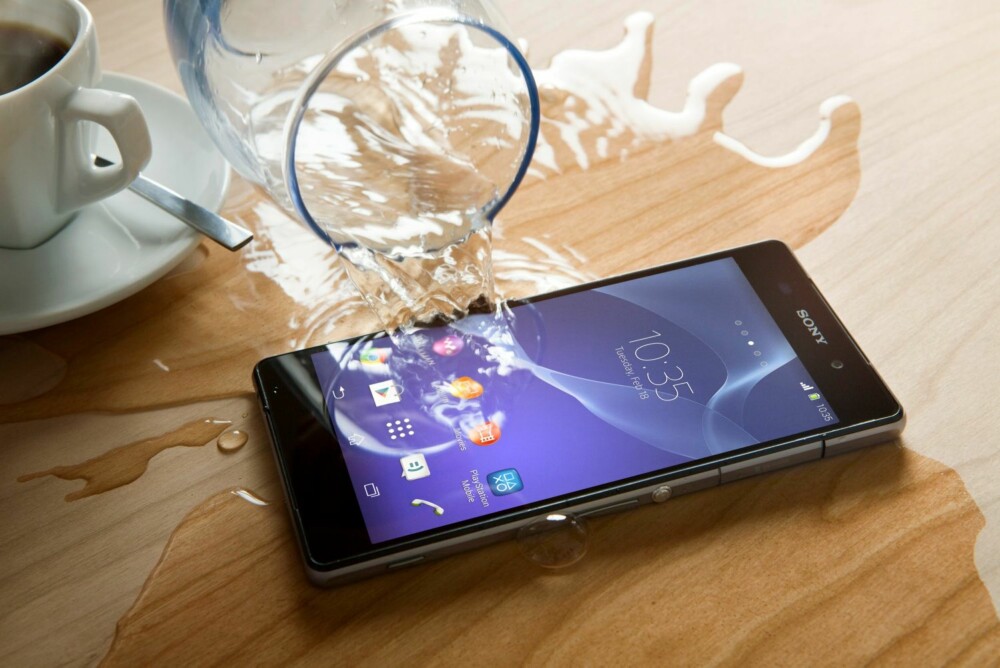 TÅLER VANN: Xperia Z2 er vanntett ned til 1.5 meter i ferskvann og den tåler godt å bli brukt utendørs en regnværsdag. TÅLER VANN: Xperia Z2 er vanntett ned til 1.5 meter i ferskvann og den tåler godt å bli brukt utendørs en regnværsdag.
