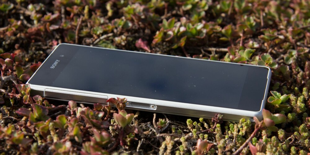 UTEMOBIL: Xperia Z2 tåler å bli brukt utendørs. Dette er en av de første mobilene vi har klart å bruke i sterkt sollys med solbriller på. Og skulle det begynne å regne, så tåler Xperia Z2 det også. UTEMOBIL: Xperia Z2 tåler å bli brukt utendørs. Dette er en av de første mobilene vi har klart å bruke i sterkt sollys med solbriller på. Og skulle det begynne å regne, så tåler Xperia Z2 det også.