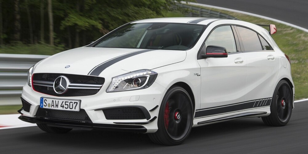 MER SPORT: De er tekniske tvillinger, er like raske og oppfører seg likt, men AMG peker på A 45 AMG (her i Edition 1-utgave) som den aller mest sportslige. Blant annet bjeffer det høyere i eksos-anlegget, og utvendig er en spoiler mer naturlig. FOTO: Daimler AG MER SPORT: De er tekniske tvillinger, er like raske og oppfører seg likt, men AMG peker på A 45 AMG (her i Edition 1-utgave) som den aller mest sportslige. Blant annet bjeffer det høyere i eksos-anlegget, og utvendig er en spoiler mer naturlig. FOTO: Daimler AG