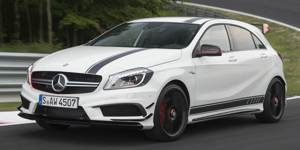 MER SPORT: De er tekniske tvillinger, er like raske og oppfører seg likt, men AMG peker på A 45 AMG (her i Edition 1-utgave) som den aller mest sportslige. Blant annet bjeffer det høyere i eksos-anlegget, og utvendig er en spoiler mer naturlig. FOTO: Daimler AG