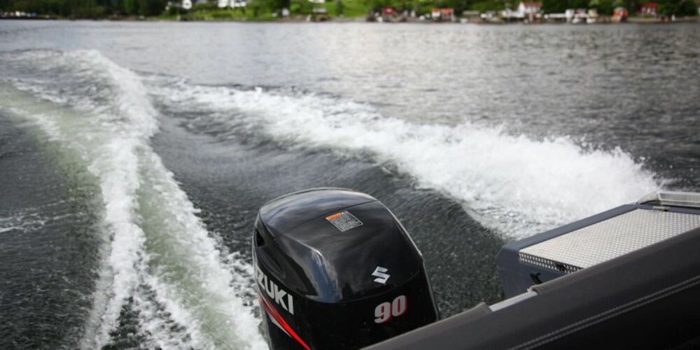 RIKTIG FART: Holder du deg rundt 20 knop, kan motoren nøye seg med drøyt 10 liter per time. FOTO: Terje Haugen RIKTIG FART: Holder du deg rundt 20 knop, kan motoren nøye seg med drøyt 10 liter per time. FOTO: Terje Haugen