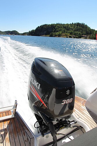 SNILL: forbruket på Suzuki DF300 har ligget mellom 1,2-1,4 liter per nautisk mil og variert fra 8 til 22 liter i timen. FOTO: Terje Bjørnsen SNILL: forbruket på Suzuki DF300 har ligget mellom 1,2-1,4 liter per nautisk mil og variert fra 8 til 22 liter i timen. FOTO: Terje Bjørnsen