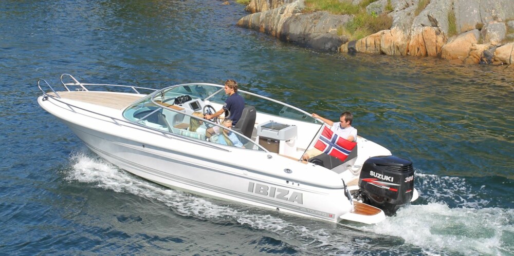 TOURING: Ibiza 25 Touring har et fint V-bunnskrog med fine farts- og sjøegenskaper. Vekt med motor er oppgitt til ca. 1650 kilo og når båten innbyr til å ha med deg mange om bord, setter du pris på kraften som DF300 gir. FOTO: Terje Bjørnsen TOURING: Ibiza 25 Touring har et fint V-bunnskrog med fine farts- og sjøegenskaper. Vekt med motor er oppgitt til ca. 1650 kilo og når båten innbyr til å ha med deg mange om bord, setter du pris på kraften som DF300 gir. FOTO: Terje Bjørnsen