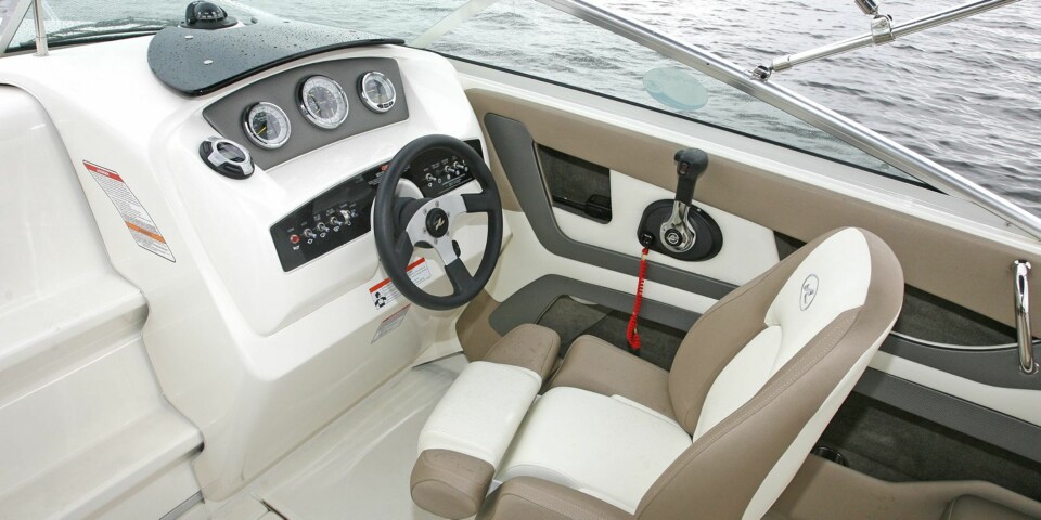 HØY TRIVSEL: Vi trives godt bak spakene i 210. Stolen er god å sitte i og det er fine rom til å legge fra seg ting i. FOTO: Petter Handeland