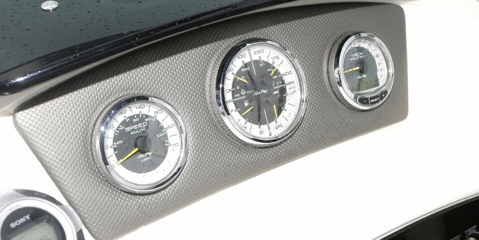 JÅLETE: Polstret instrumentpanel med barske målere er så amerikansk som du får det. FOTO: Petter Handeland