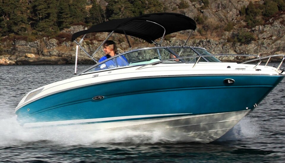 AMERIKANSK: Sea Ray 210 Overnighter er en forseggjort og praktisk båt, og et veldig godt valg om man praktiserer ¿amerikansk bruk¿. FOTO: Egil Nordlien, HM Foto