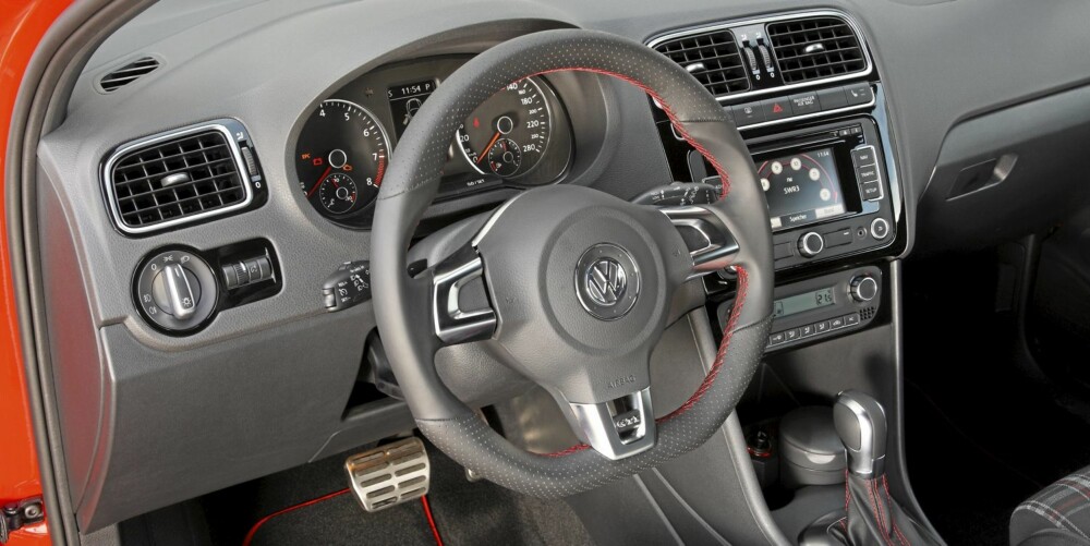 DETALJER: Røde sømmer og ruter i setene hører med på en GTI fra Volkswagen. Foto: VW