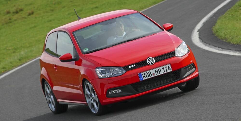 LEKEN: Polo GTI er lettere og mindre enn Golf GTI, og det gir reaksjonsvilje i svingene. I autobahnfart er den derimot mer ustabil. Foto: VW LEKEN: Polo GTI er lettere og mindre enn Golf GTI, og det gir reaksjonsvilje i svingene. I autobahnfart er den derimot mer ustabil. Foto: VW