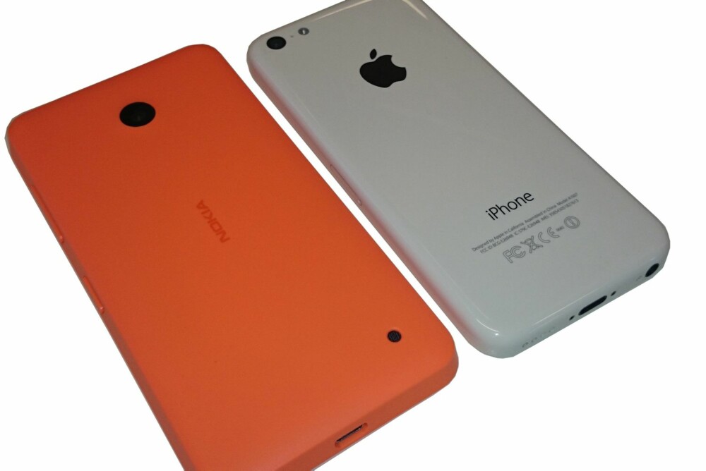 VISSE LIKHETER: Lumia 630 har visse likheter med iPhone 5C.