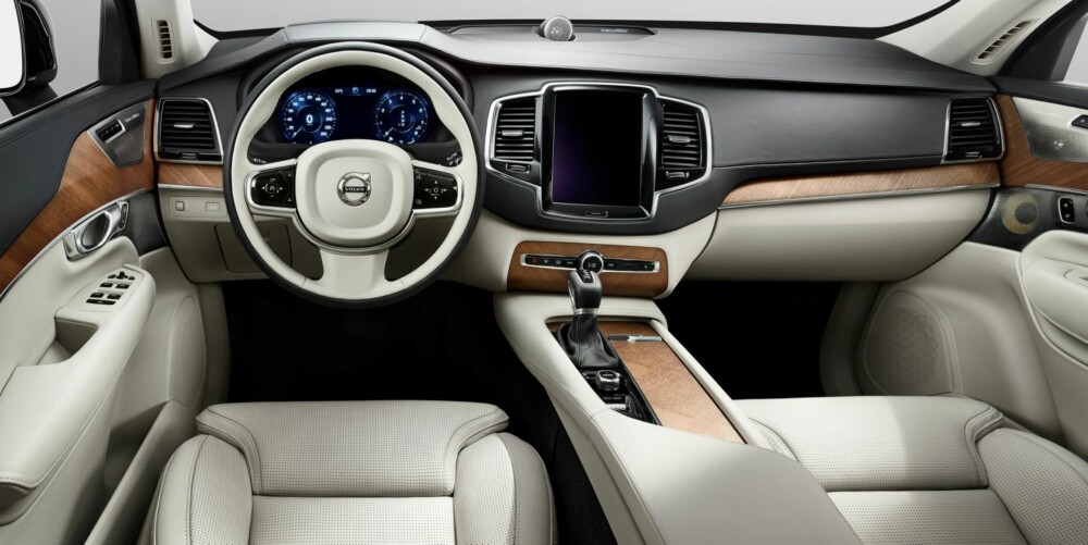 FÆRRE KNAPPER: Nye Volvo XC90 (t.h.) får langt færre knapper enn dagens modell. Knappene erstattes av en diger berøringsskjerm. FOTO: Volvo FÆRRE KNAPPER: Nye Volvo XC90 (t.h.) får langt færre knapper enn dagens modell. Knappene erstattes av en diger berøringsskjerm. FOTO: Volvo