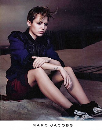 FRA CATWALKEN: Miley Cyrus i Marc Jacobs sin sommerkampanje, iført bermudashorts. FRA CATWALKEN: Miley Cyrus i Marc Jacobs sin sommerkampanje, iført bermudashorts.