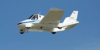 I luften, med vingene foldet ut, er Terrafugia som et fly og har en flyrekkevidde på 660 kilometer. Cruisehastigheten er på 160 km/t.