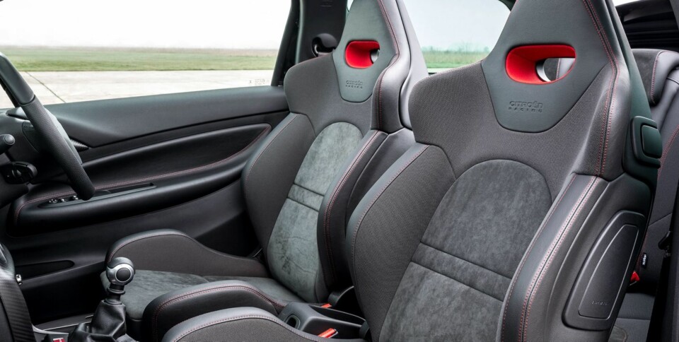 STEALTH-BOMBER: Karosseriet er i matt grå Moondark, mens den spreke rødfargen Carmin ses i bremsekaliprene, navkoppene og på en vertikal stripe på dørene. Deler av DS-emblemet er i Carmin, og fargen tas også opp igjen på sømmene på bøttesetene, dashbordet og rundt girspaken. FOTO: Citroën