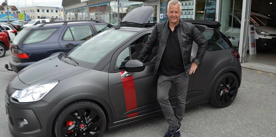 NUMMER 71: DS3 Cabrio Racing ble vist frem for første gang på Goodwood Festival of Speed, Storbritannias legendariske motorsportbegivenhet, i juli i fjor. Da ble interessen hos Arne Markussen fra Hønefoss vekket, og nylig kunne han endelig hente sin egen utgave av bilen. DS3 Cabrio Racing er basert på Citroën DS3 Racing med fast tak. Det er nettopp en DS3 Racing Arne Markussen nå har byttet ut til fordel for Cabrio Racing. Markussen er nå den fornøyde eier av DS3 Cabrio Racing nummer.71 - av kun 100 produserte. FOTO: Citroën