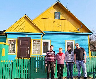 NYTT HUS: Gleden var stor den dagen Andrej, Sascha og Ludmila kunne flytte inn i nyinnkjøpt hus.