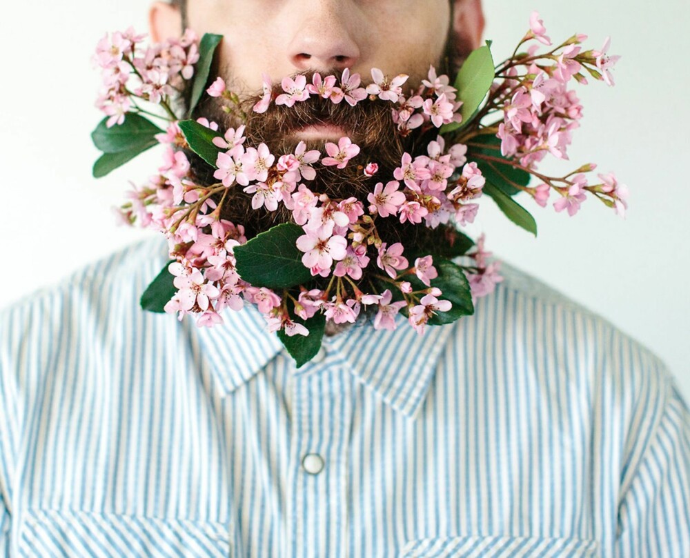 ROSA BLOMSTER: Mannen bak Tumblr-bloggen Will It Beard, Pierce Thiot, sies å være en av de som startet trenden med blomsterskjegg.