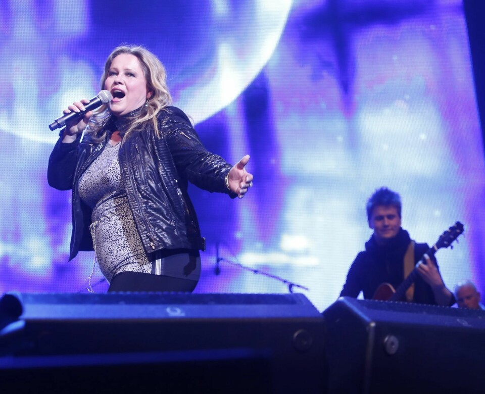 TRAVEL ENTERTAINER: Her gir Anita alt i showet «We love the 80's». Under Svelvikdagene 9. august skal Anita opptre med familieshow og være hoveddommer i «Mini-Idol». Og deretter blir det stor familiekonsert på Torghattmessen i Brønnøysund lørdag 23. august.