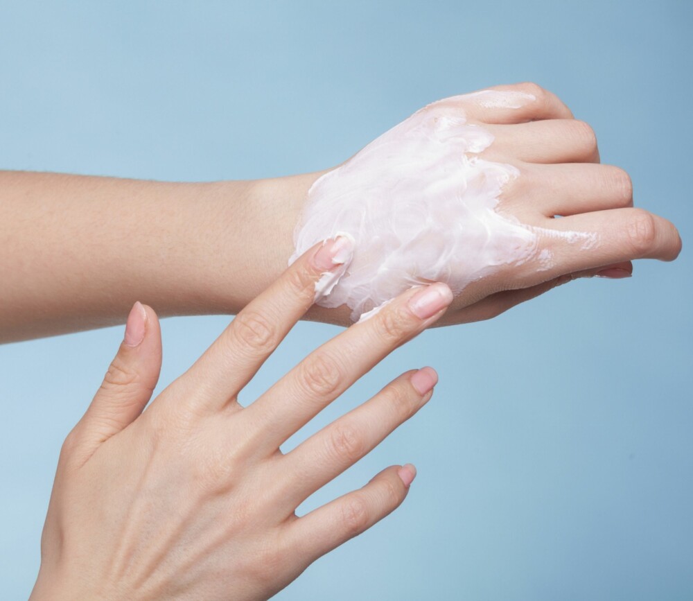 SMØR GODT: Allerede fra 20-årsalderen burde man begynne å smøre hendene med solkrem når man er ute, og en rik håndkrem både morgen og kvelde for å mykgjøre og styrke huden.