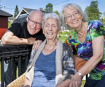 GODE NABOER: Elin Prøysen og Egil Johansson bor rett ved siden av Else Prøysen. Dermed har de gode muligheter til både å besøke og å hjelpe til hjemme hos den 98 år gamle moren til Elin.