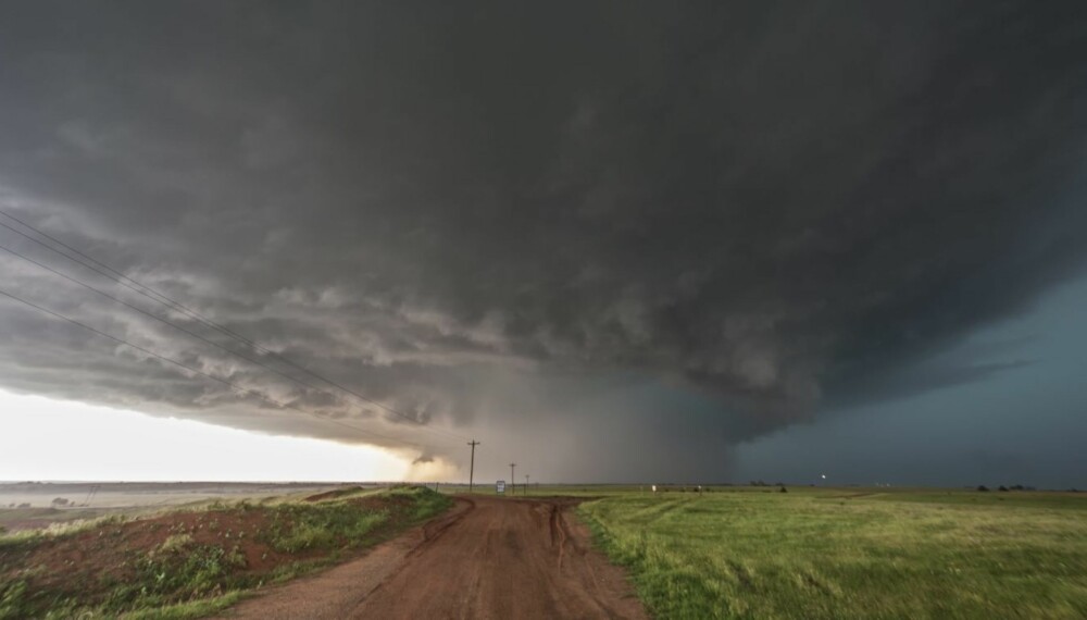 Kl.17.51: Dette bildet og de påfølgende i artikkelen viser denne gigantiske tornadoen som raserte byen El Reno i Oklahoma om ettermiddagen 31. mai 2013. Midt inne i uværet kjemper den legendariske stormjegeren Tim Samaras og to av hans medarbeidere for livet. Og taper.