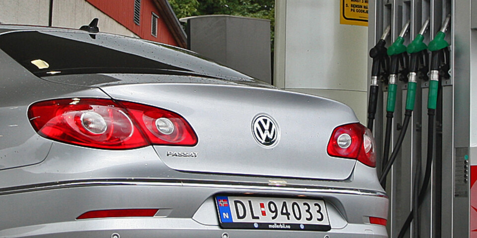 PRISGITT: Det koster å bo i Norge. Bensin og diesel er dyrest her. En bilturist fra Luxembourg må ut med nærmere 5 kroner mer for en liter bensin her enn i sitt hjemland. FOTO: Petter Handeland