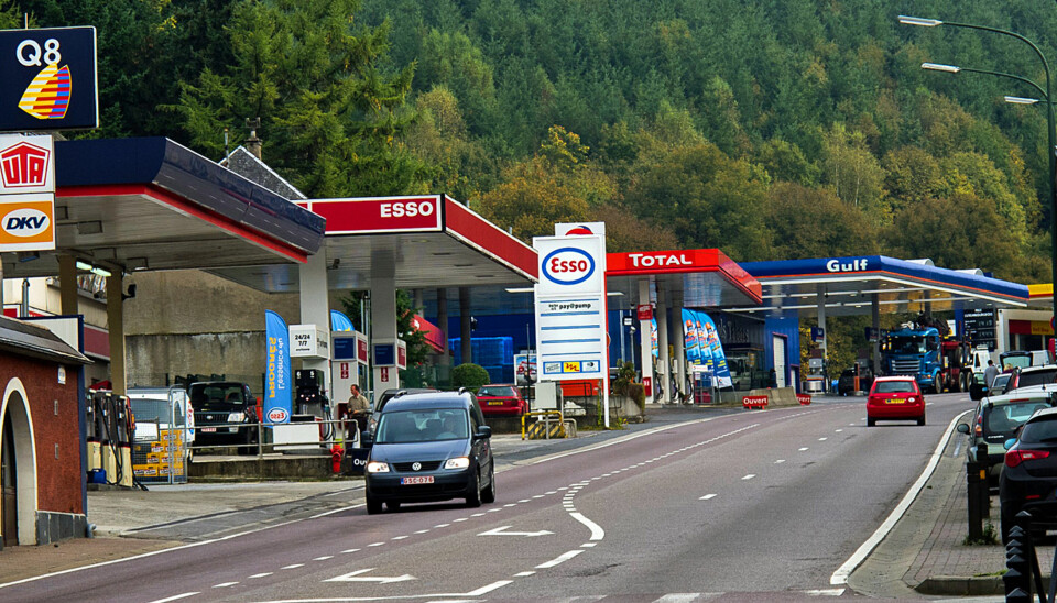 BILLIG: Luxembourg er kjent for å ha Europas billigste drivstoff. Landsbyen Martelange ligger på grensa til Belgia, og er et yndet reisemål for dem som ønsker å fylle tanken.