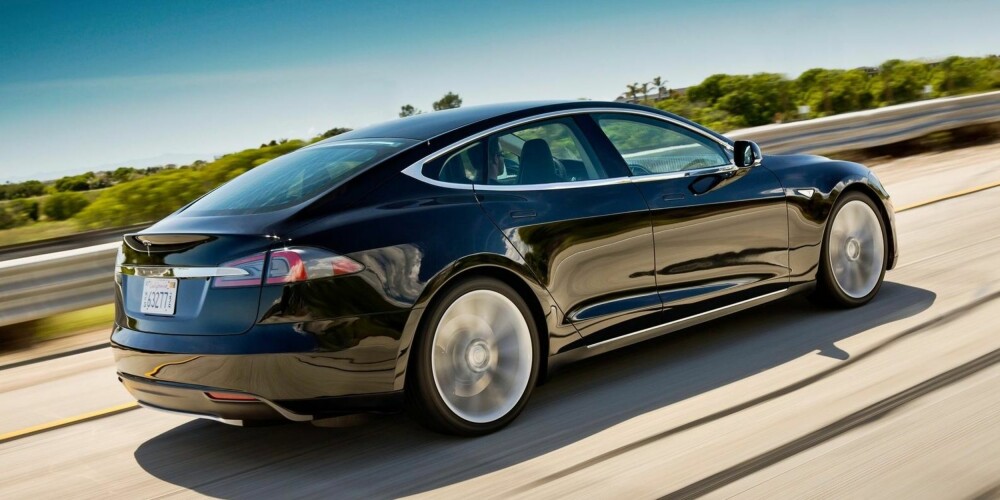 HELT KORREKT: Speedometeret i Tesla Model S viste 100 prosent korrekt. Det gjorde også speedometeret i Audi Q5 Hybrid.