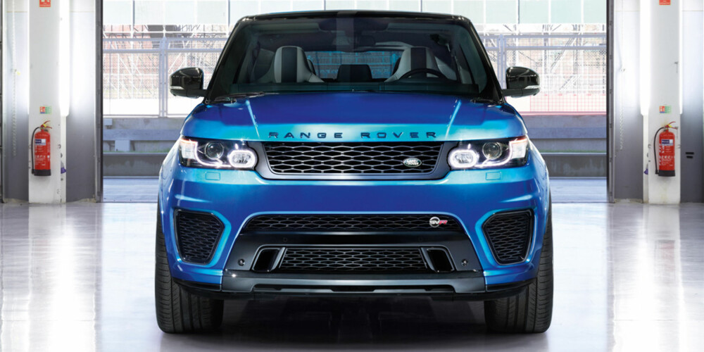 SVR: Digre luftinntak foran bidrar til å skille SVR-modellen fra en vanlig Range Rover Sport. FOTO: Land Rover