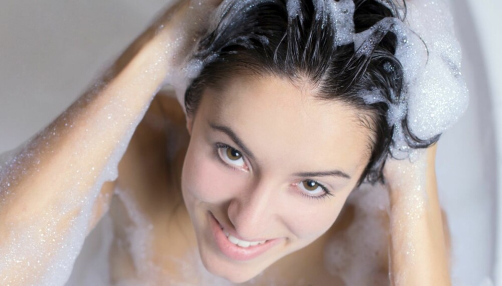 HÅRVASK: Mange slurver når de vasker håret, noe som kan resultere i fett hår.