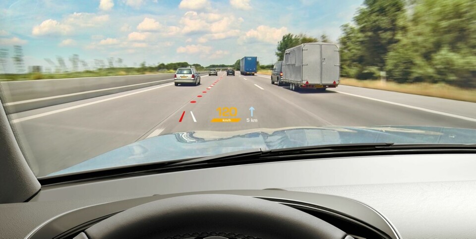 RØD FARE: Røde streker i frontruta markerer at du er i ferd med å krysse midtstripa.