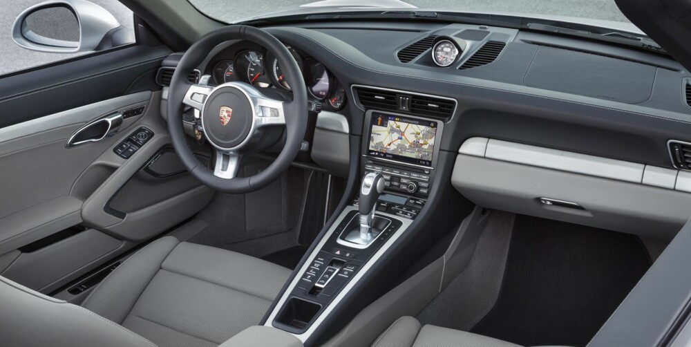 KABRIOLET: Kan det egentlig bli bedre? Alt er gjennomtenkt plassert. FOTO: Porsche KABRIOLET: Kan det egentlig bli bedre? Alt er gjennomtenkt plassert. FOTO: Porsche