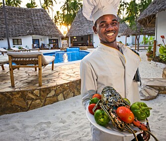 SJØMAT: Daudi er en ung og ivrig kokk på Seaview Resort rett på stranden like utenfor landsbyen Jambiani. Stedet serverer de lekreste sjøretter.