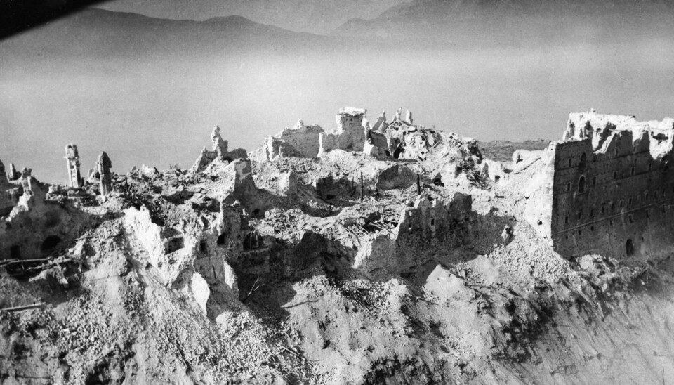 Klosteret på toppen av Monte Cassino hadde vært et pilegrimsmål gjennom århundrer og var regnet som et av kristendommens helligste steder. Etter bombingen i februar 1944 så det slik ut. De fleste kulturskattene ble med tysk hjelp brakt i sikkerhet før angrepet.