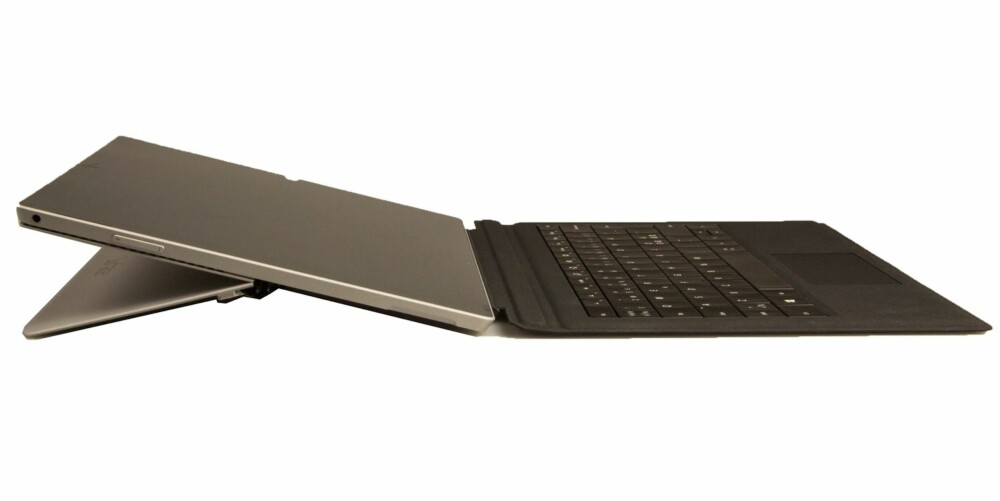 FLAT: Kickstanden til Surface Pro 3 er trinnløs og man kan justere vinkelen fra batt til nesten helt flatt. FLAT: Kickstanden til Surface Pro 3 er trinnløs og man kan justere vinkelen fra batt til nesten helt flatt.