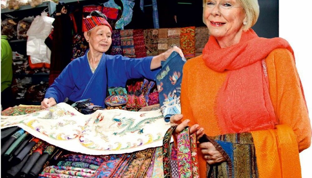 SKATTEJAKT: – Jeg går aldri lei av å dra på skattejakt etter stoffer, bånd og andre vakre ting, sier Lise Skjåk Bræk. Disse tekstilene som hun holder i hånden har hun funnet på Weekendmarkedet i Beijing, hvor bildet i bakgrunnen er tatt.