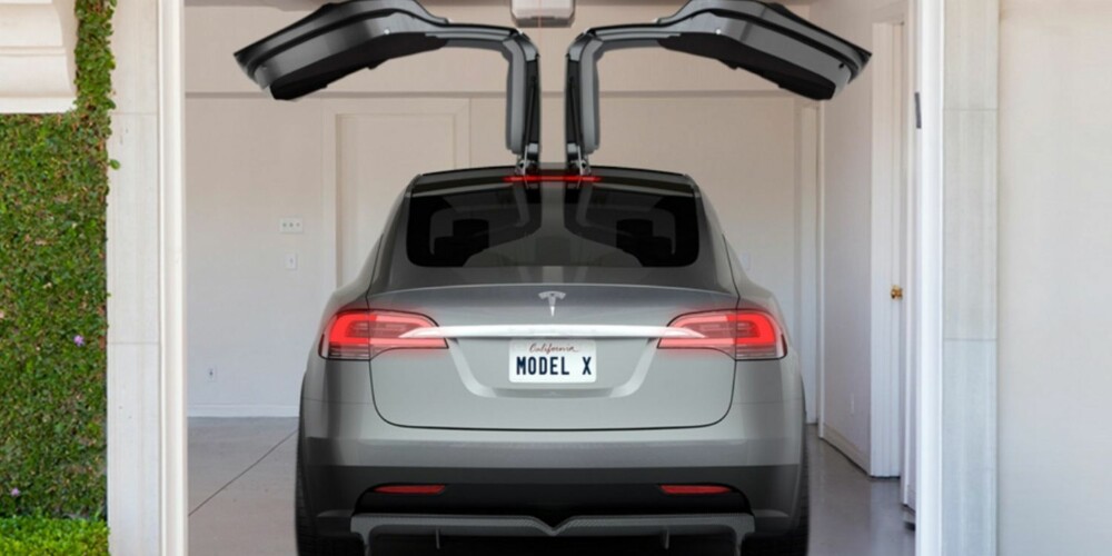 VINGER: Konseptutgaver av Model X har hatt vingedører. De blir med over til produksjonsutgaven.