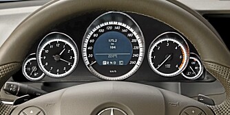 MERCEDES: Det store detaljbildet er hentet fra dette Mercedes-panelet.