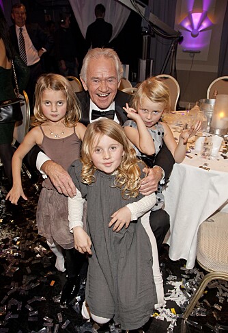 Gøy som bestefar: Entertaineren setter stor pris på sine fem barnebarn. Her med tre av dem: Nora (11), Synne (8) og Sofie (8) for tre år siden.