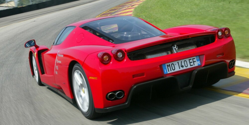KARBON: Under karbonskallet sitter en selvpustende 6,0-liters V12-er på 660 hk. FOTO: Ferrari