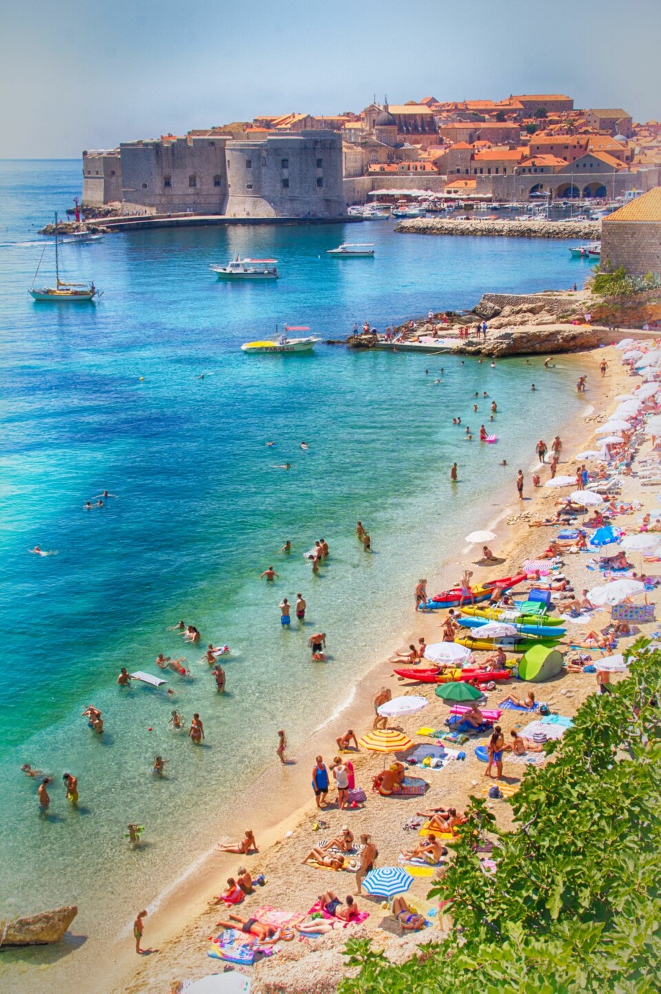 STRANDLIV: I Dubrovnik kan du kombinere kulturelle opplevelser med late stranddager. (Foto: NTB scanpix)