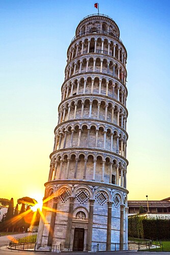 FASCINERENDE: Det skjeve tårnet på Mirakelplassen i Pisa er kampanilen til katedralen. (Foto: YAY Images)