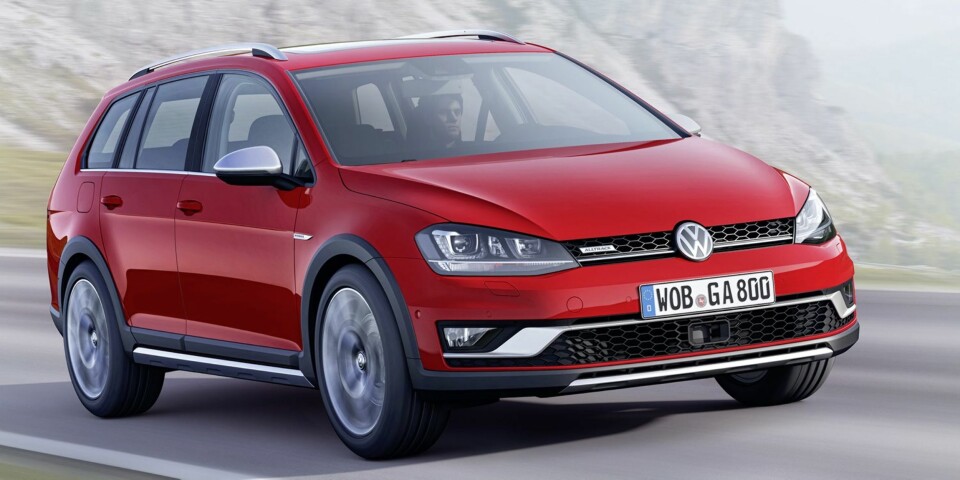 SUV-DESIGN: Skliplater under front og hekk, tykke dørterksler, skjermer med kunsstoff i kontrastfarge - VW Golf Alltrack følger malen for denne stasjonsvognnisjen når det handler om designgrep. FOTO: VW
