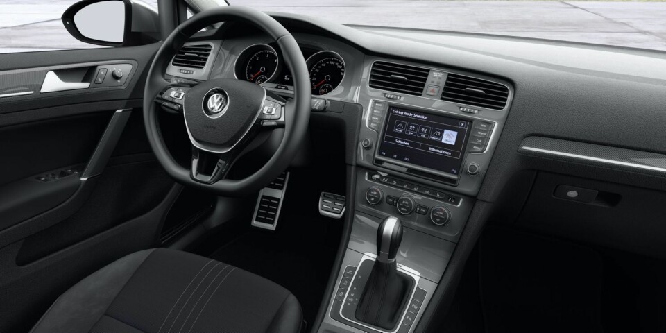 KJENT: Interiøret er kjent for dem som har sittet i en ny Golf, men også det har enkelte egne Alltrack-elementer. FOTO: VW