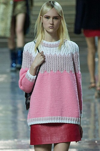 PÅ CATWALKEN: Det italienske desgnhuset Miu Miu har inkludert mye strikk i sin kolleksjon for sesongen. Denne rosa genseren falt vi pladask for!