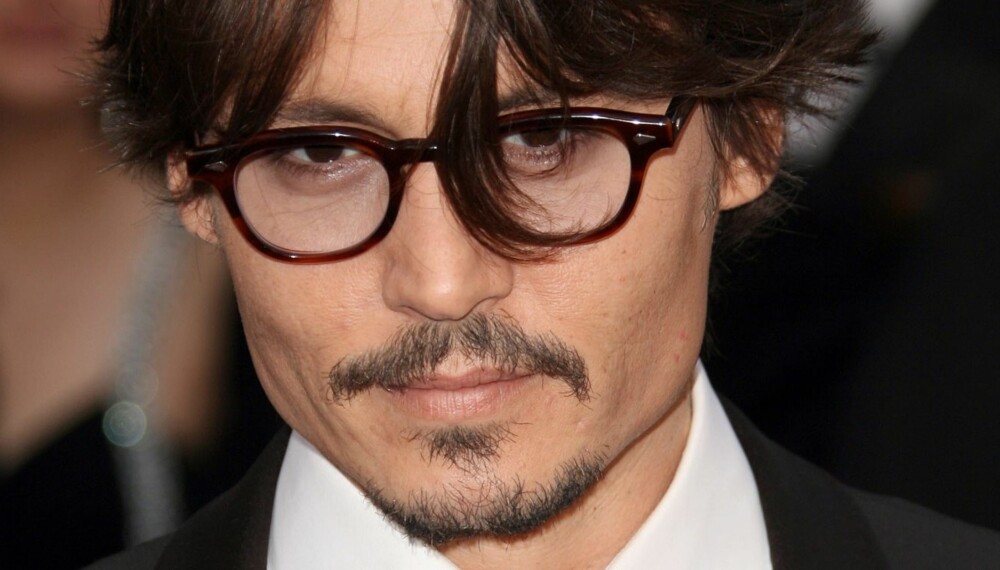 BRILLETREND: Runde briller er noe av det kuleste du kan gå med i høst, noe Johnny Depp lett beviser her.